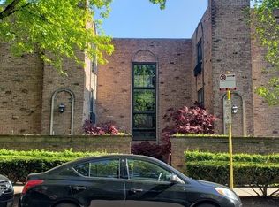 455 W Grant Pl APT 8, Chicago, IL 60614