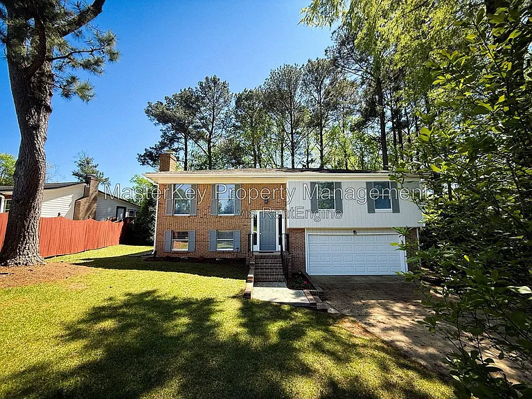 704 E Dynasty Dr — Photo 2