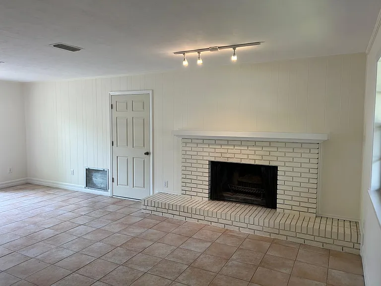 5127 NW 26th Pl — Photo 7