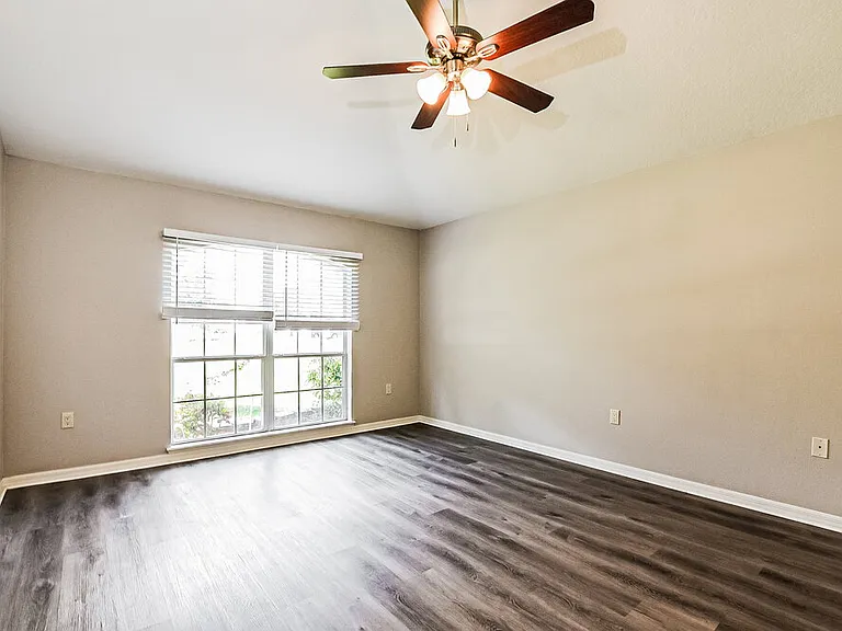 801 Clear Brook Ct — Photo 10
