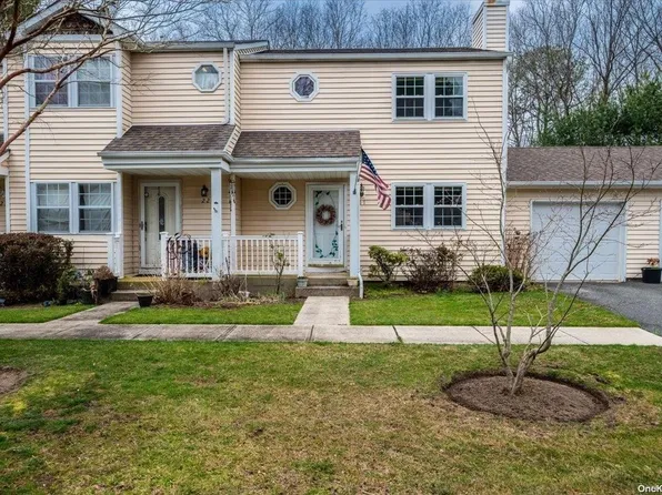 21 Stone Commons #21, Yaphank, NY 11980