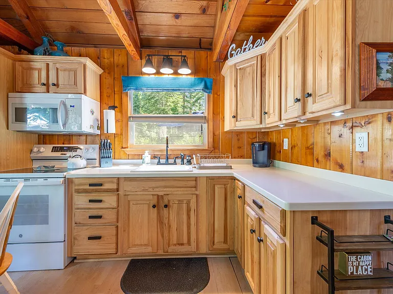 Nicely appointed kitchen