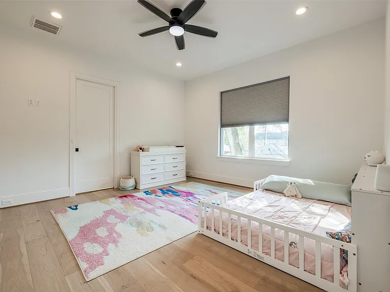 907 W 43rd St — Photo 30