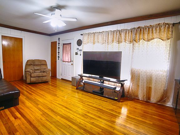 5th image of 447 Adrian Dr
