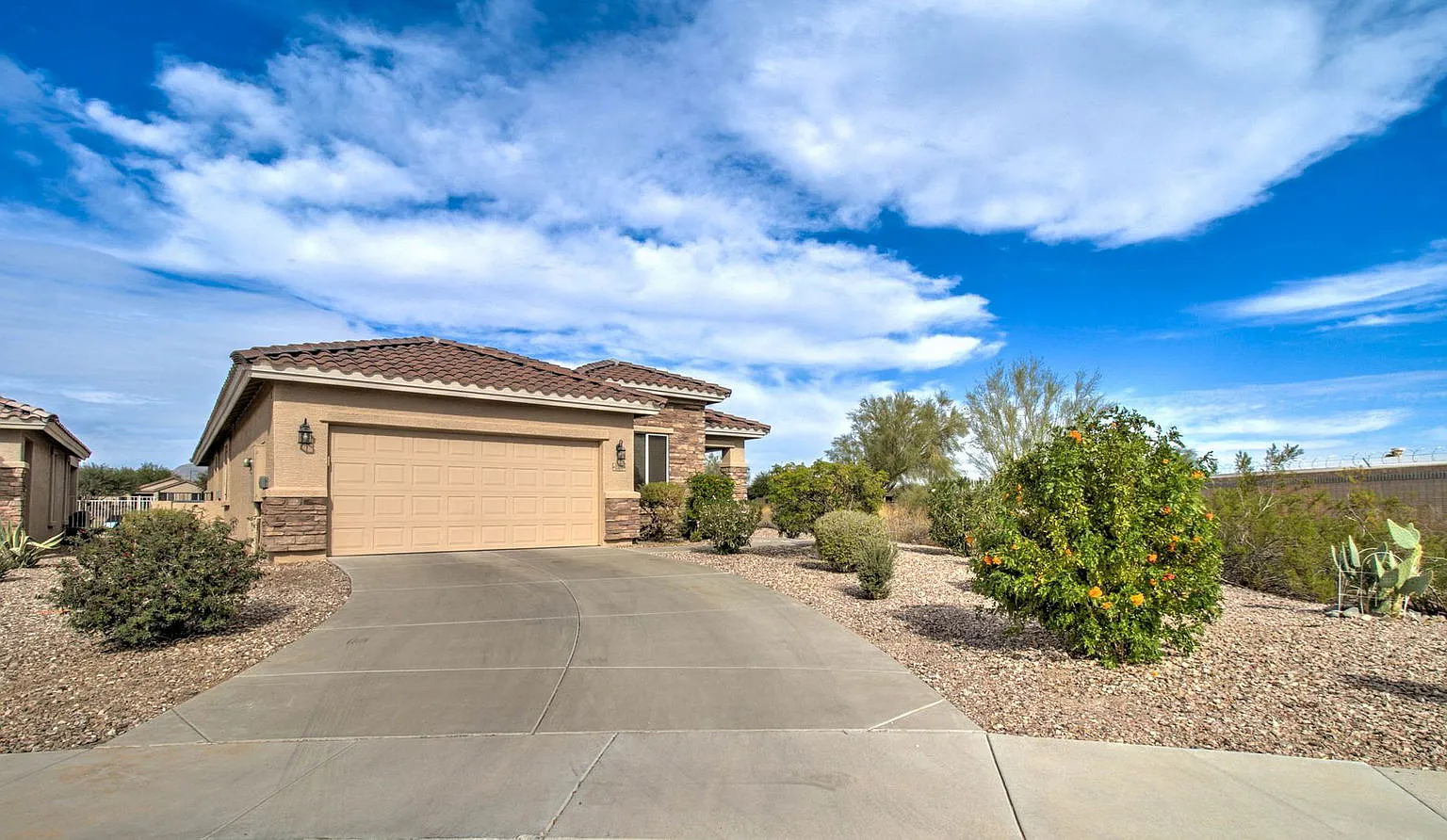 3 bed, 2.0 bath, 1962 sqft, $2,500 — Photo 2