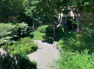 39 Grove St #D, Chestnut Hill, MA 02467
