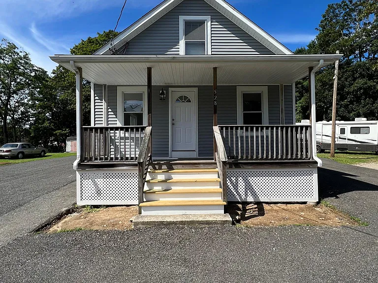 528 Reed Rd #F — Photo 2