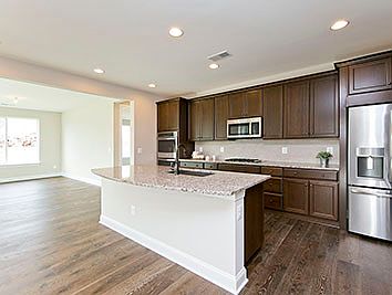 3rd image of 104 Hawthorn Ct