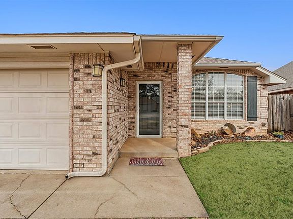 3rd image of 1925 Olde School Rd