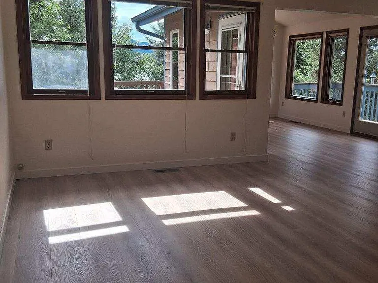 4438 Mountainside Dr — Photo 3
