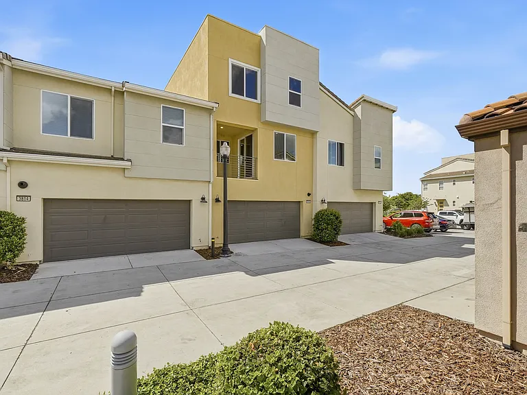 3818 E Commerce Way — Photo 34