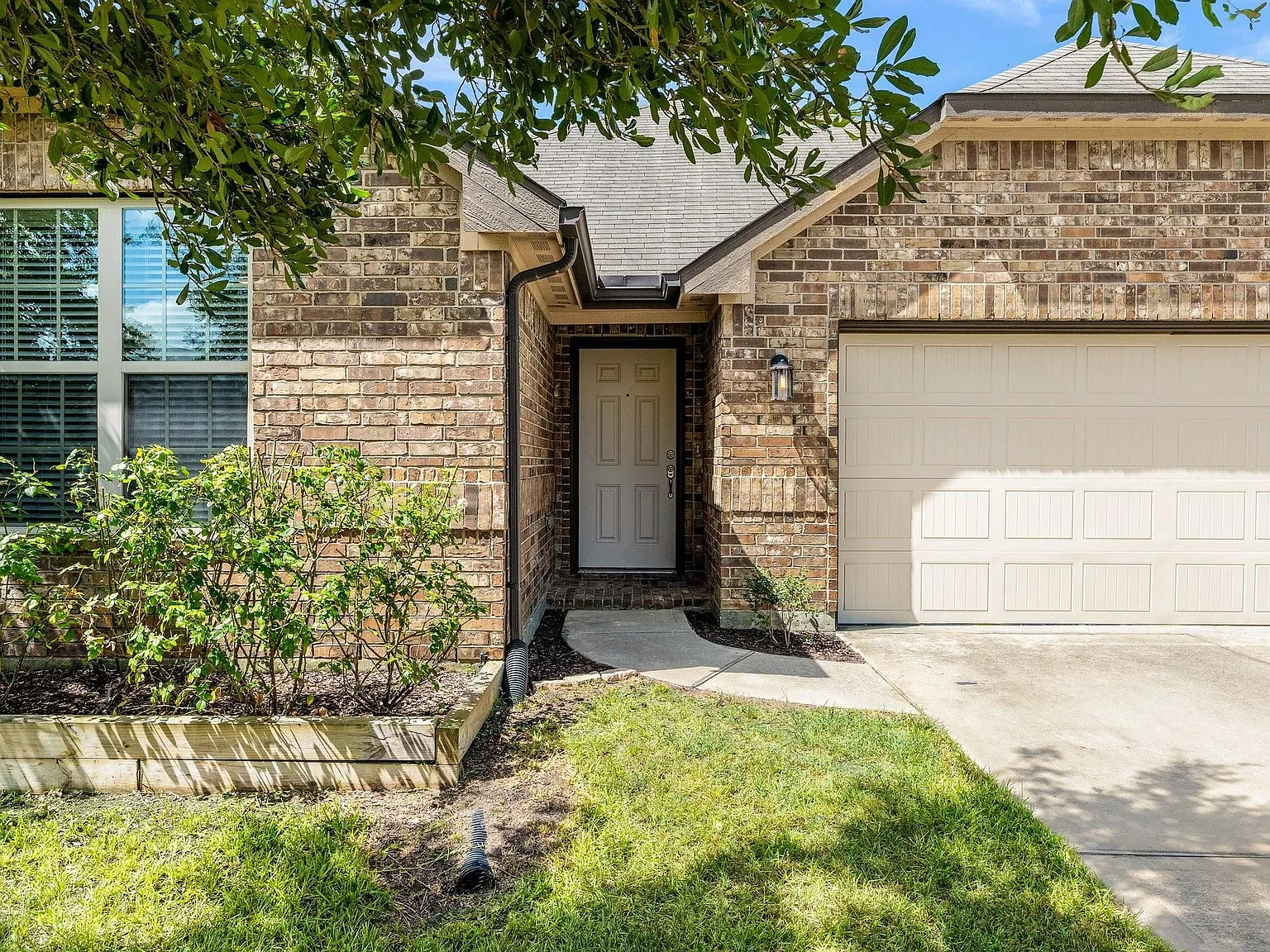 3 bed, 2.0 bath, 1818 sqft, $1,900 — Photo 3