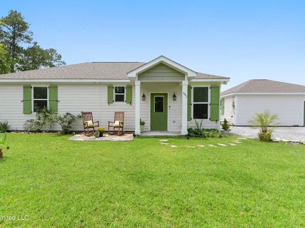 641 Saint Anthony St, Waveland, MS 39576