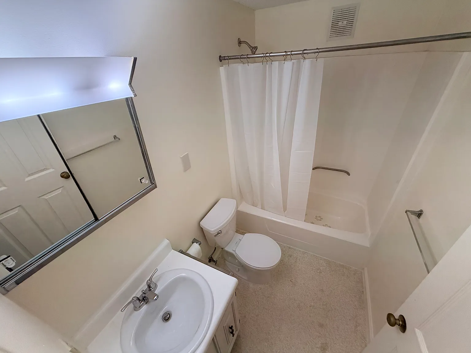 2 bed, 819 sqft, $1,600 — Photo 3