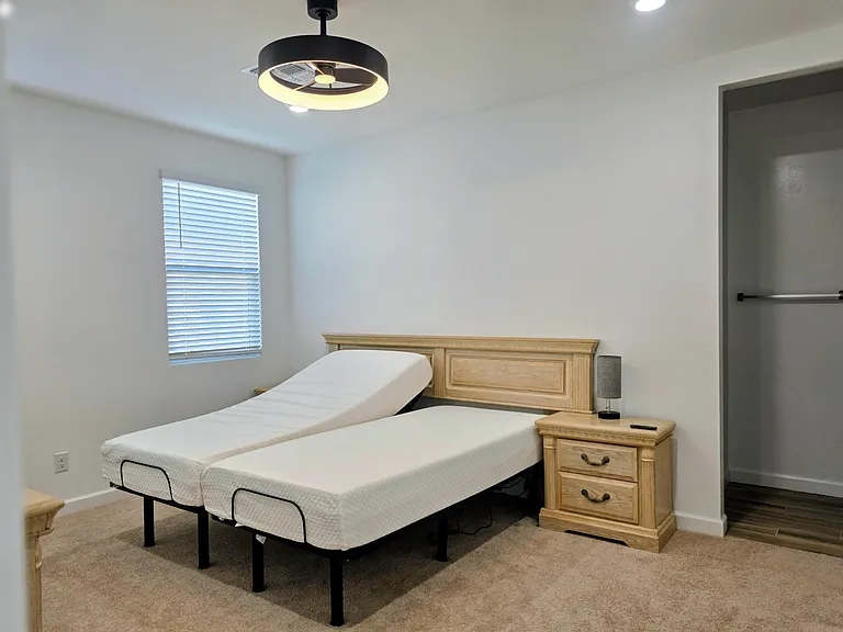 Master bedroom with:
-King Size 2/2 Adjustable Bed
-Ceiling Fan with LED light