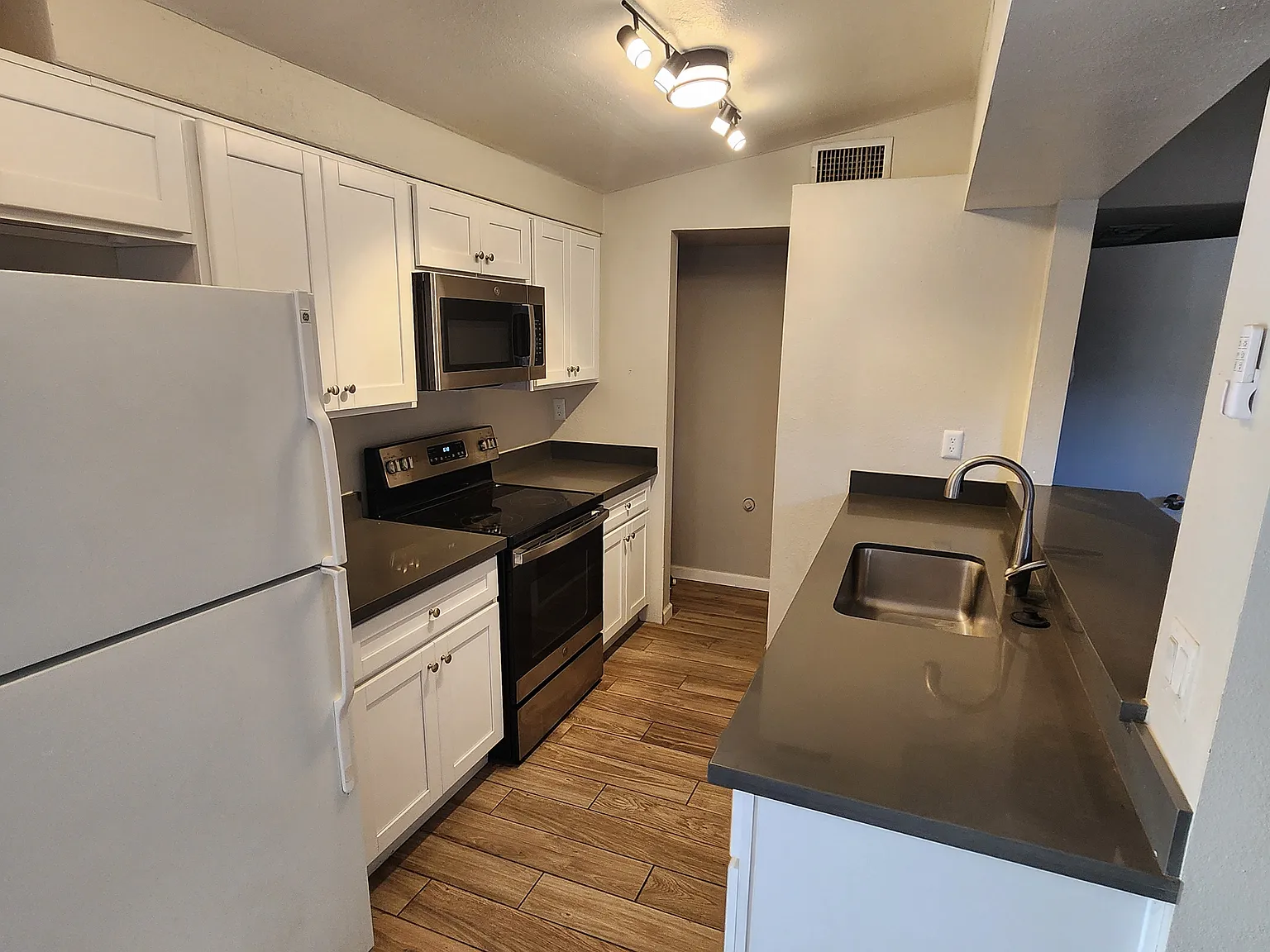 3 bed, 845 sqft, $1,895 — Photo 2