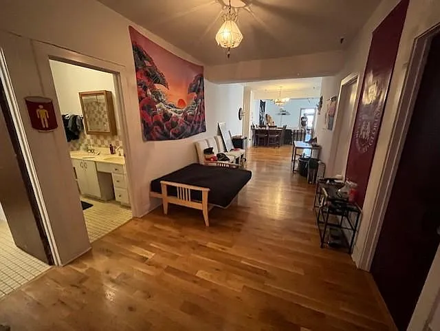 5 bed, 2500 sqft, $4,900 — Photo 4