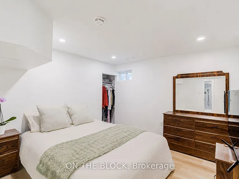 34 Henley Cres #LOWER — Photo 13