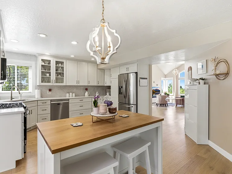 660 Cayias Dr — Photo 6