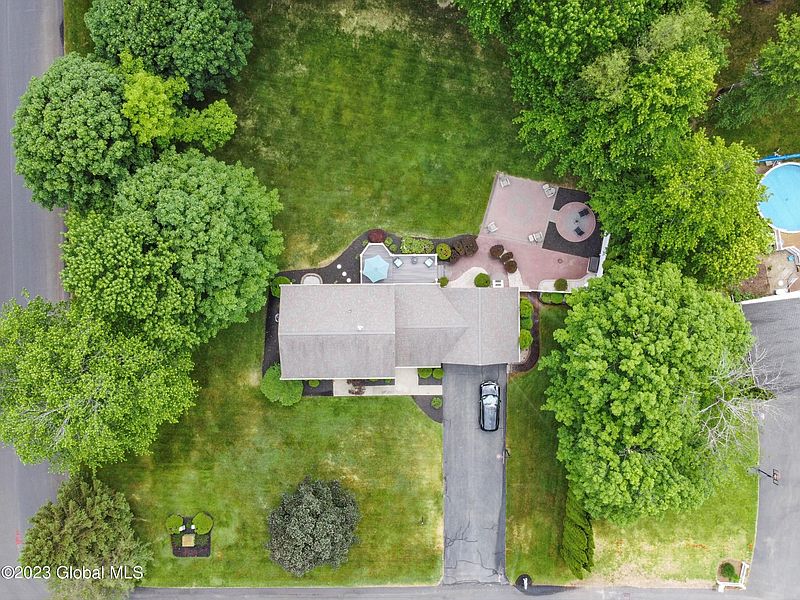 2nd image of 515 Acland Boulevard