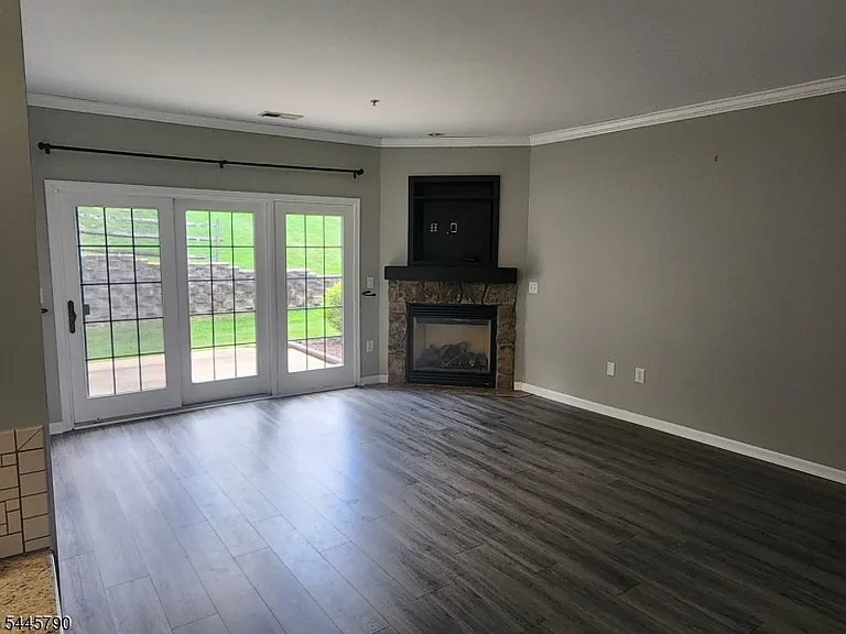 10 Maple Cres #13 — Photo 1