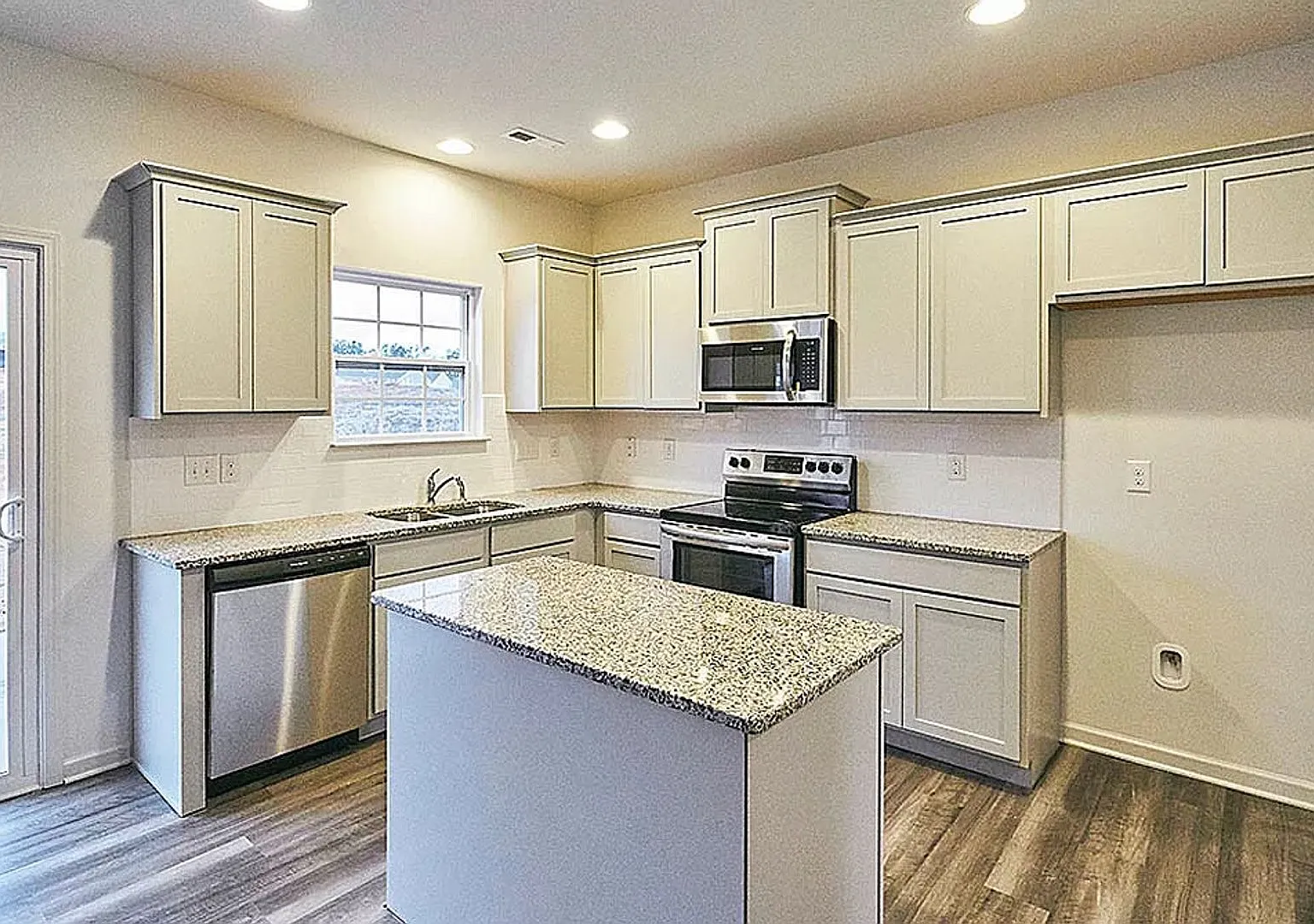 Room in 4 Bedroom Home at Great N White Way — Photo 3