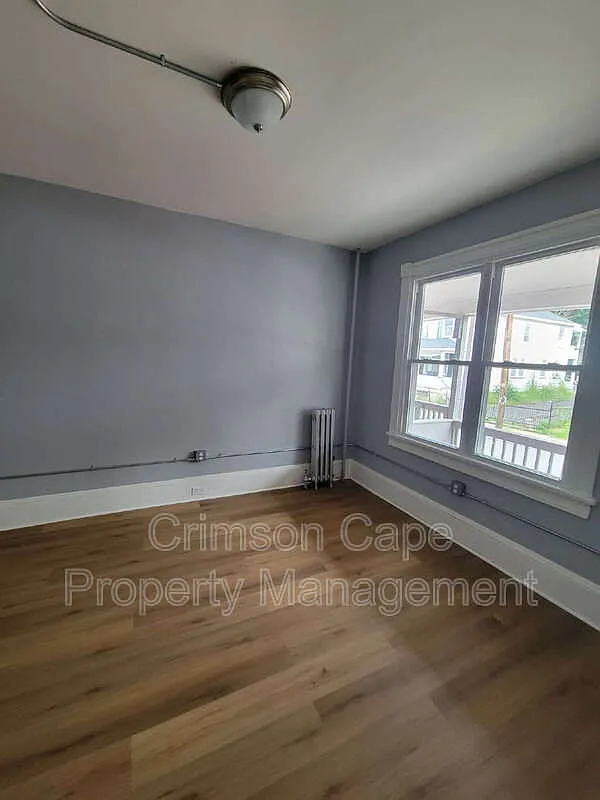 3 bed, 1.0 bath, 1100 sqft, $1,350 — Photo 3