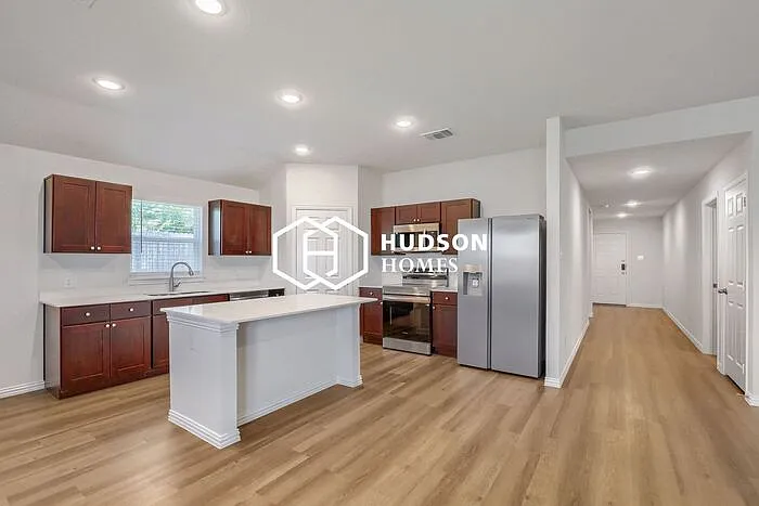 3 bed, 2.0 bath, 1600 sqft, $1,665 — Photo 3