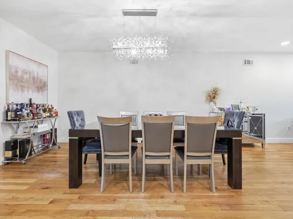 918 East 32nd Street image 4 of 24