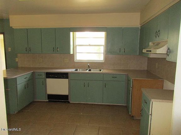 3rd image of 102 Haven Dr E