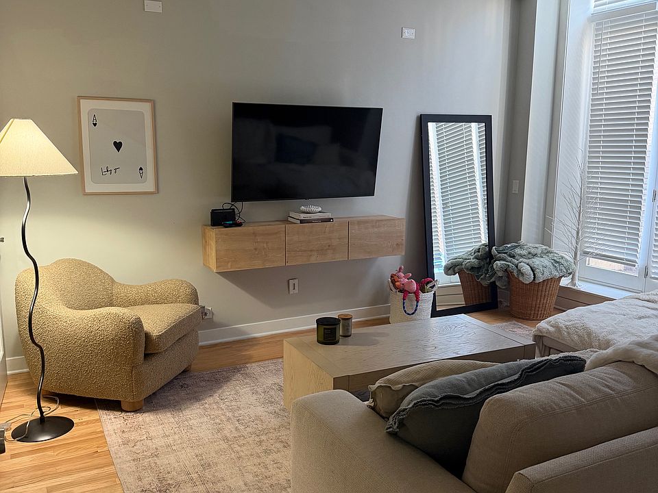 1st image of 1025 N Marshfield Ave #1