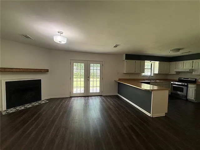 3 bed, 2.5 bath, 1900 sqft, $1,900 — Photo 4