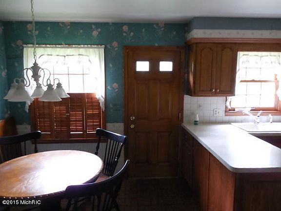 4th image of 1810 Perkins Ave NE