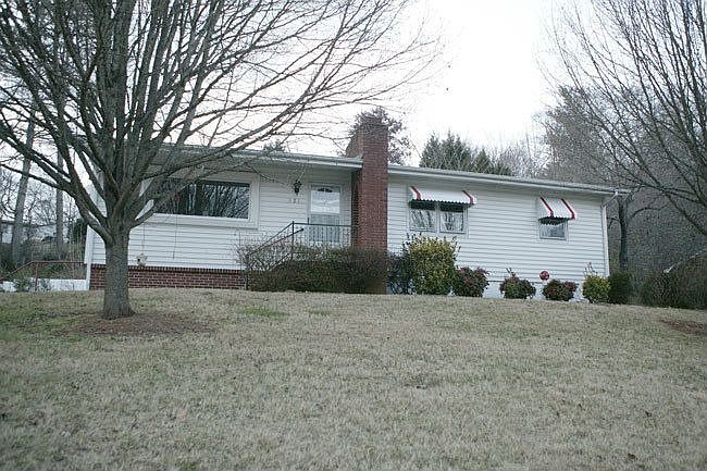 1st image of 821 Meadowood Dr NE