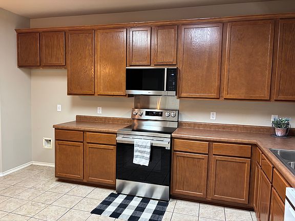 5th image of 142 Blue Sage Ln