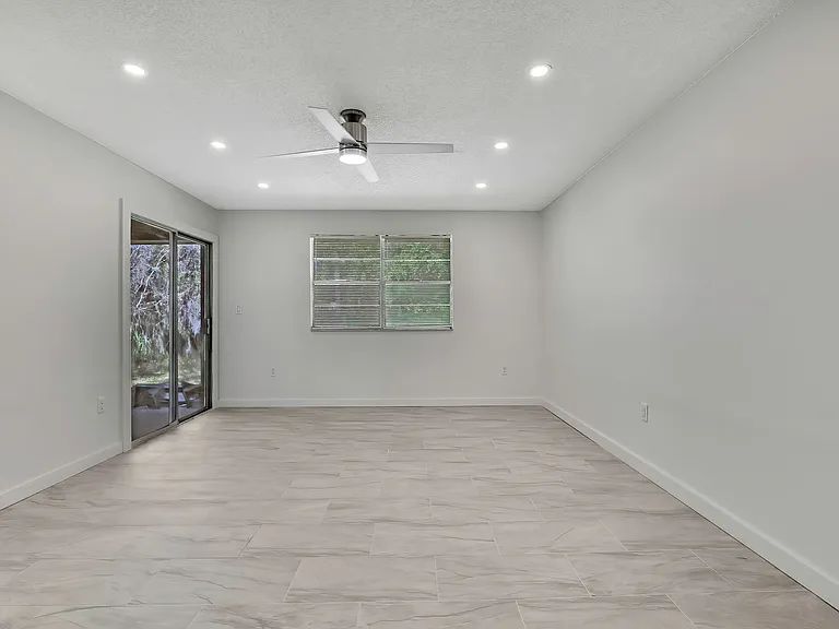 Tidewater Apartments — Photo 14