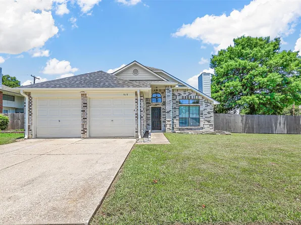 919 W Lynn Creek Dr, Arlington, TX 76001