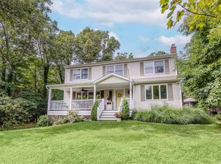 27 Pilgrim Dr, Port Jefferson, NY 11777