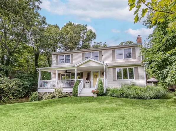 27 Pilgrim Drive, Port Jefferson, NY 11777