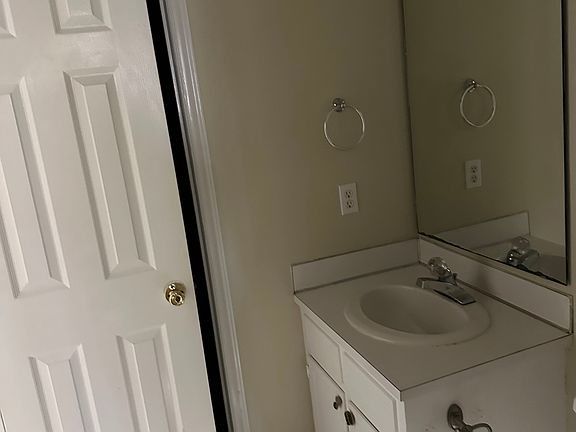 5th image of 2901 E Sussex St