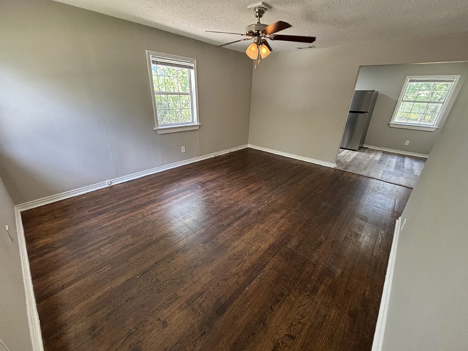 3 bed, 1.0 bath, 880 sqft, $1,350 — Photo 4