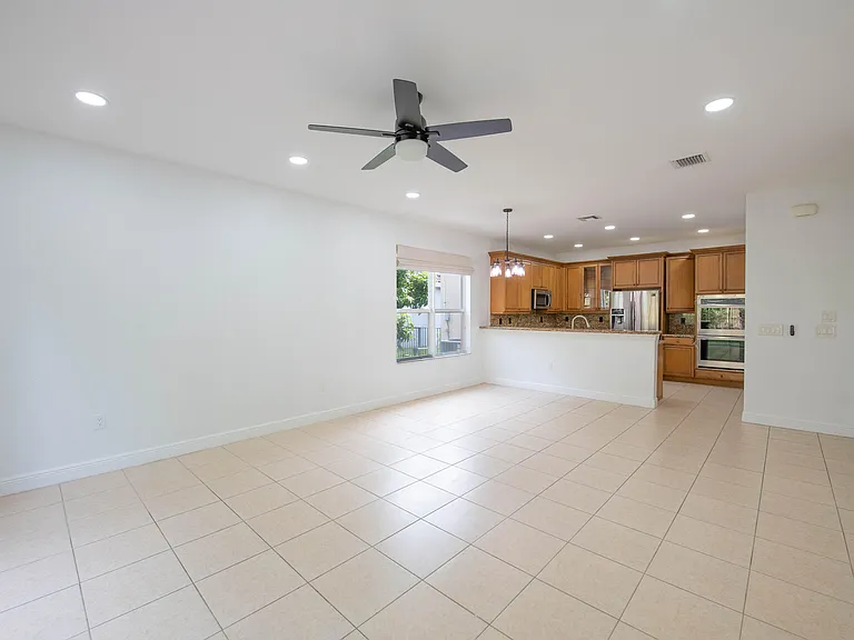 4668 SW 183rd Ave — Photo 4