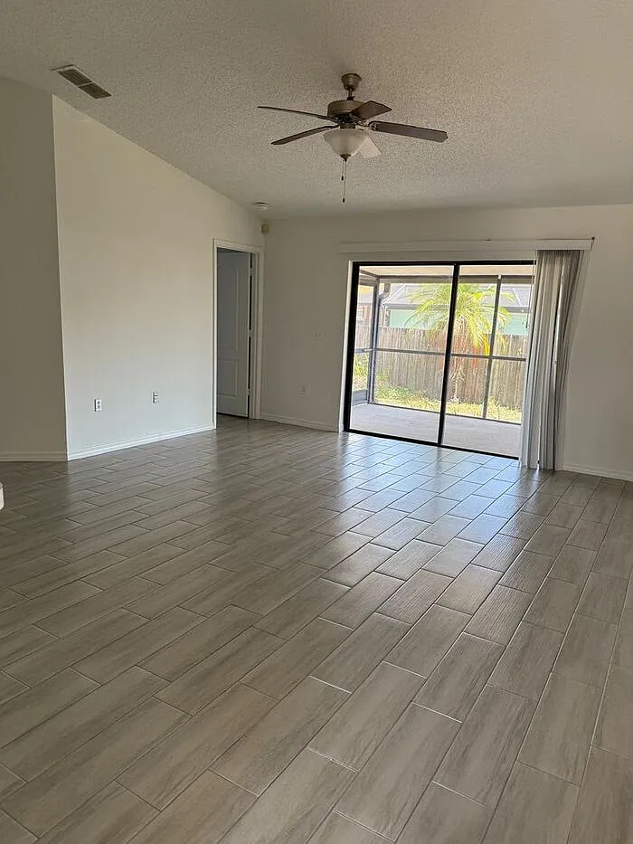 3 bed, 2.0 bath, 1452 sqft, $1,950 — Photo 2