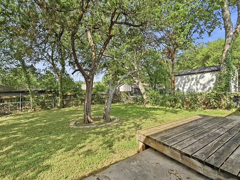 2313 Lakehurst Dr — Photo 25