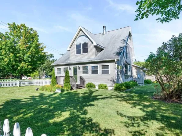 1202 State St, Charlevoix, MI 49720