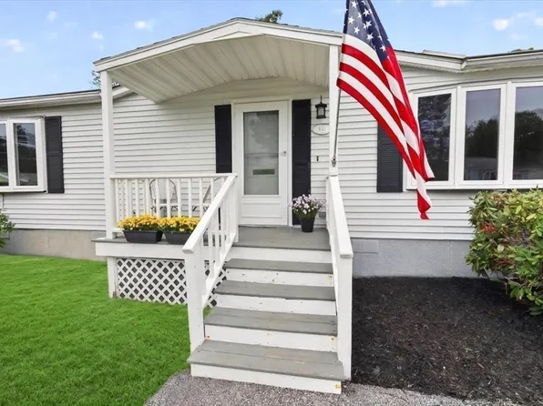 60 Leisurewoods Dr, Rockland, MA 02370