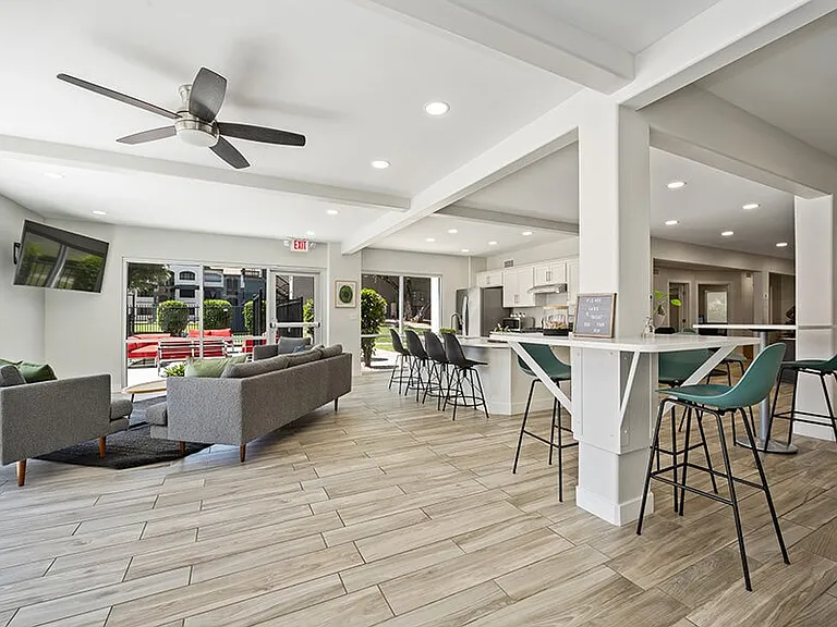 Country Club Verandas — Photo 16