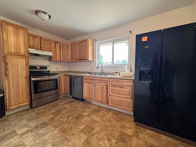 609 Duke Ln — Photo 3