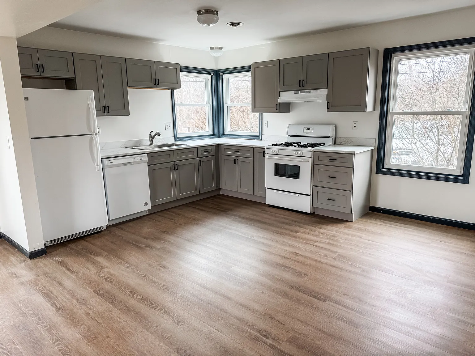 3 Bedroom 1.5 Bath Duplex Unit 2 — Photo 4