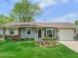 232 Edgeware Rd, Elk Grove Village, IL 60007